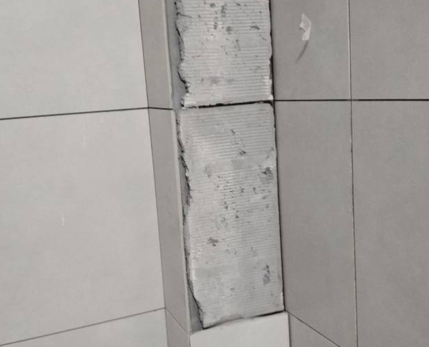 察雅瓷砖空鼓维修公司分享下瓷砖施工前基层浇水润湿程度不足，可能导致以下问题